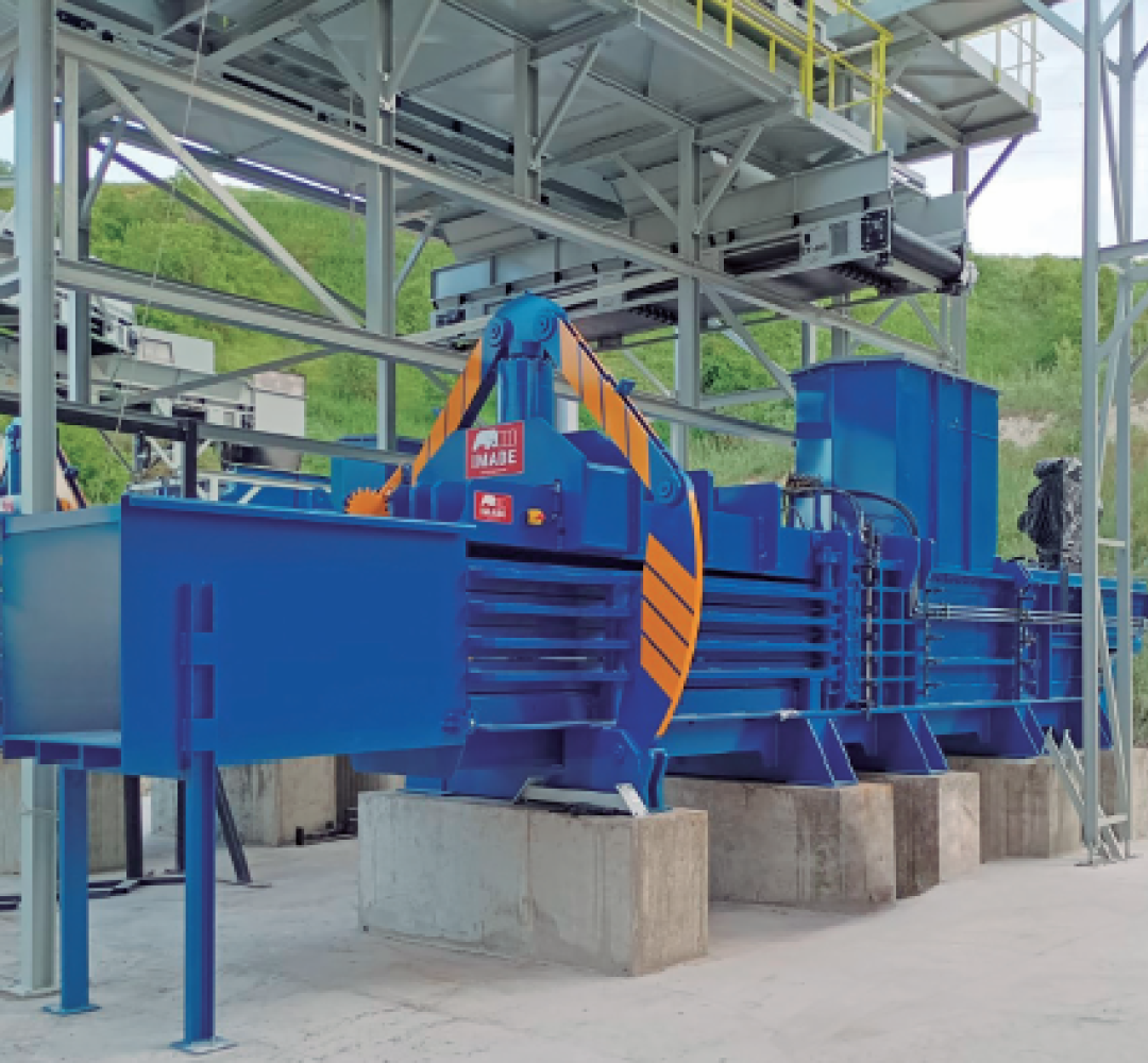 <div><p style="text-align: right;"><strong>No te pierdas nuestro artículo publicado en</strong></p></div>
<img src="images/imabe/Logo_IMU.jpg" alt="">
<h1><p>Tecnología IMABE en el renovado CTR de Valladolid</p></h1>
<img src="images/imabe/CTR_Valladolid_IMU_1.png" alt="">
<div><p>La elección de <strong>IMABE</strong> para este proyecto se basa en su demostrada capacidad para dar respuesta a las necesidades específicas de cada planta con soluciones integrales de diseño, fabricación e instalación</p></div>
<div><p>Tras un profundo proceso de renovación, el <strong>Centro de Tratamiento de Residuos de Valladolid</strong> se ha convertido en una de las instalaciones más avanzadas de gestión integral de residuos urbanos en el ámbito nacional.</p>
<p>Con una inversión total de 43 millones de euros, el proyecto ejecutado por la UTE CTR Valladolid, –integrada por FCC Medio Ambiente y Zarzuela–, que también asume la explotación del servicio por un periodo de 9 años, el CTR de Valladolid ha marcado un nuevo hito gracias a la incorporación de equipos de última generación redefiniendo su modelo operativo hacia una instalación de referencia europea en eficiencia, automatización y sostenibilidad.</p></div>
<img src="images/imabe/CTR_Valladolid_IMU_2.png" alt="">
<div><p>Con una capacidad de tratamiento de 212.500 toneladas de residuos anuales, su diseño combina criterios de eficiencia energética, seguridad operativa y maximización de la recuperación material, articulando un proceso continuo que transforma los residuos en recursos.</p>
<p>En este proyecto estratégico ha tenido una destacada participación <strong>IMABE</strong>, empresa española líder especializada en el diseño, fabricación, instalación y puesta en marcha de soluciones completas para el tratamiento de residuos sólidos urbanos, el reciclaje y la valorización energética. Con más de 50 años de experiencia y presencia en más de 70 países, <strong>IMABE</strong> es especialista en el diseño y fabricación de prensas hidráulicas, plantas de clasificación, estaciones de transferencia y líneas para la producción de CDR (Combustible Derivado de Residuos).</p>
<p>Todo ello con una misión clara: transformar la gestión de residuos en una oportunidad de eficiencia, sostenibilidad y rentabilidad para administraciones públicas y empresas gestoras de residuos.</p></div>
<img src="images/imabe/CTR_Valladolid_IMU_3.png" alt="">
<div><p>En concreto, para en el CTR de Valladolid la compañía ha suministrado los siguientes equipos:</p>
<ul>
<li>Dos prensas para rechazos del modelo H-200/4000 LAT, con una fuerza de prensado de 200 ton, una potencia de 2x75 kW y una capacidad de hasta 40 toneladas/hora.</li>
<li>Una prensa multimaterial modelo H-75/1800 LAT, con una fuerza de prensado de 80 toneladas, una potencia de 75 kW y una capacidad de hasta 20 toneladas/hora.</li>
<li>Una prensa para envases metálicos modelo CH-40, con una fuerza de prensado de 80 toneladas, una potencia de 22 kW y una capacidad de hasta 3 toneladas/hora.</li>
</ul></div>
<div><p>Las prensas <strong>IMABE</strong> son robustas, eficientes y de gran producción. Compactan y enfardan residuos brutos, rechazos y reciclables, reduciendo costes de transporte y almacenamiento en las plantas de selección y tratamiento.</p>
<p>MÁS DE 3.000 INSTALACIONES</p>
<p>Con más de 3.000 instalaciones realizadas a lo largo de más de 50 años de experiencia, la elección de <strong>IMABE</strong> para este proyecto estratégico se basa en su demostrada capacidad para dar respuesta a las necesidades específicas de cada planta con soluciones integrales de diseño, fabricación e instalación. Para ello, la compañía cuenta con unas instalaciones de 40.000 metros cuadrados en su sede en la localidad madrileña de Arganda del Rey, dotadas con los últimos avances a fin de garantizar la fiabilidad, eficiencia, robustez y durabilidad de sus equipos. Además, dispone de un servicio técnico propio que garantiza un rendimiento óptimo a lo largo de la vida de los equipos.</p>
<p>En cada proyecto, la compañía trabaja en estrecha colaboración con sus clientes para proporcionar sistemas de bajo coste de operación y mantenimiento, sencillos de operar y dotados del más alto nivel de automatización si así se requiere.</p>
<p><strong>IMABE</strong> tiene una amplia presencia internacional a través de delegaciones en Estados Unidos, México y Argentina.</p></div>
<ul>
        <li><a href="https://www.linkedin.com/sharing/share-offsite/?url=https://www.imabeiberica.com/es/quienes-somos-imabe-innovaciones/noticias-imabe/473-tecnolog%C3%ADa-imabe-en-el-renovado-ctr-de-valladolid.html">linkedin</a>
</li>
        <li><a href="https://www.facebook.com/sharer/sharer.php?u=https://www.imabeiberica.com/es/quienes-somos-imabe-innovaciones/noticias-imabe/473-tecnolog%C3%ADa-imabe-en-el-renovado-ctr-de-valladolid.html">facebook</a>
</li>
        <li><a href="https://twitter.com/intent/tweet?url=https://www.imabeiberica.com/es/quienes-somos-imabe-innovaciones/noticias-imabe/473-tecnolog%C3%ADa-imabe-en-el-renovado-ctr-de-valladolid.html&text=Lee+este+artículo+de+IMABE">twitter</a>
</li>
        <li><a href="https://www.instagram.com/imabe_innovaciones/">instagram</a>
</li>
        <li><a href="https://www.youtube.com/@imabeinnovaciones">youtube</a>
</li>
    </ul>